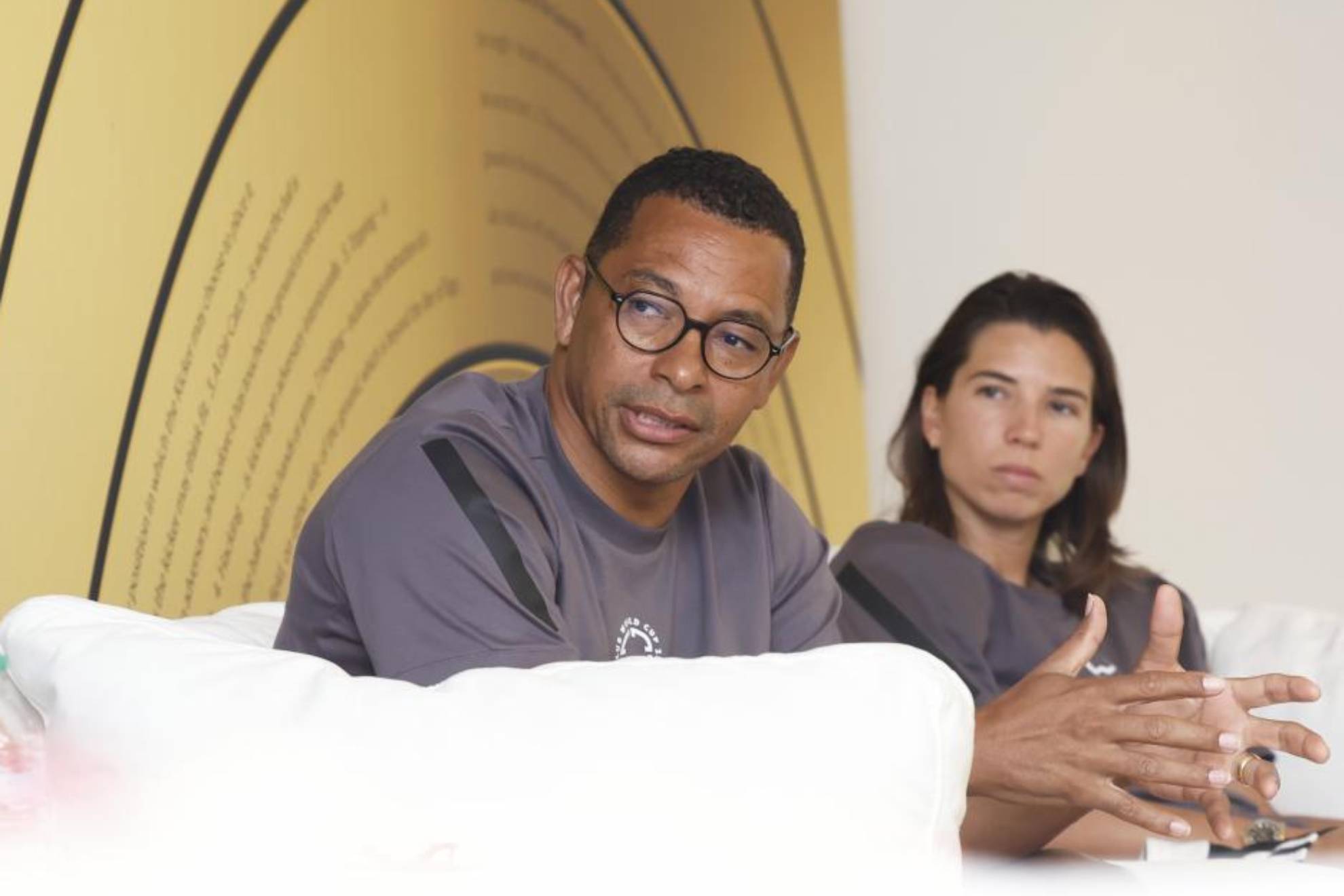 Gilberto Silva y Tobin Heath, miembros de la comisión técnica de la FIFA.