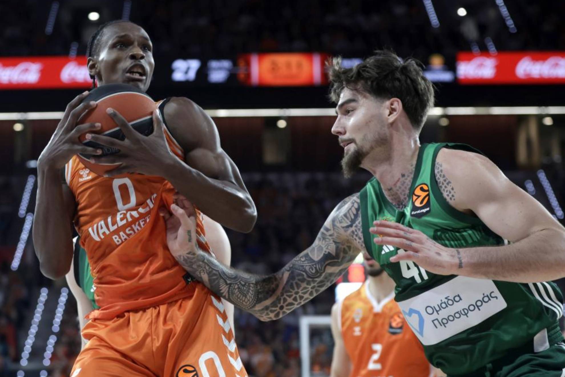 Badio intenta protegerse ante la defensa de Juancho durante la serie.