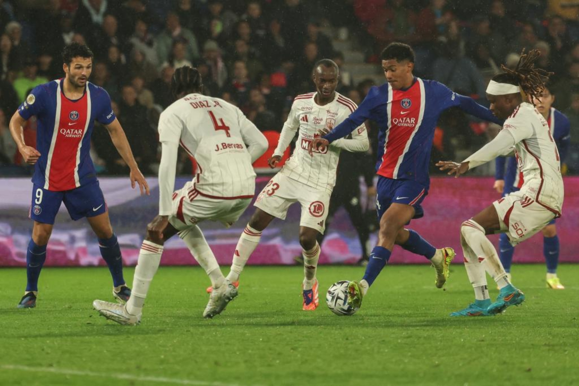 Senny Mayulu se dispone a disparar a portería contra el Brest.