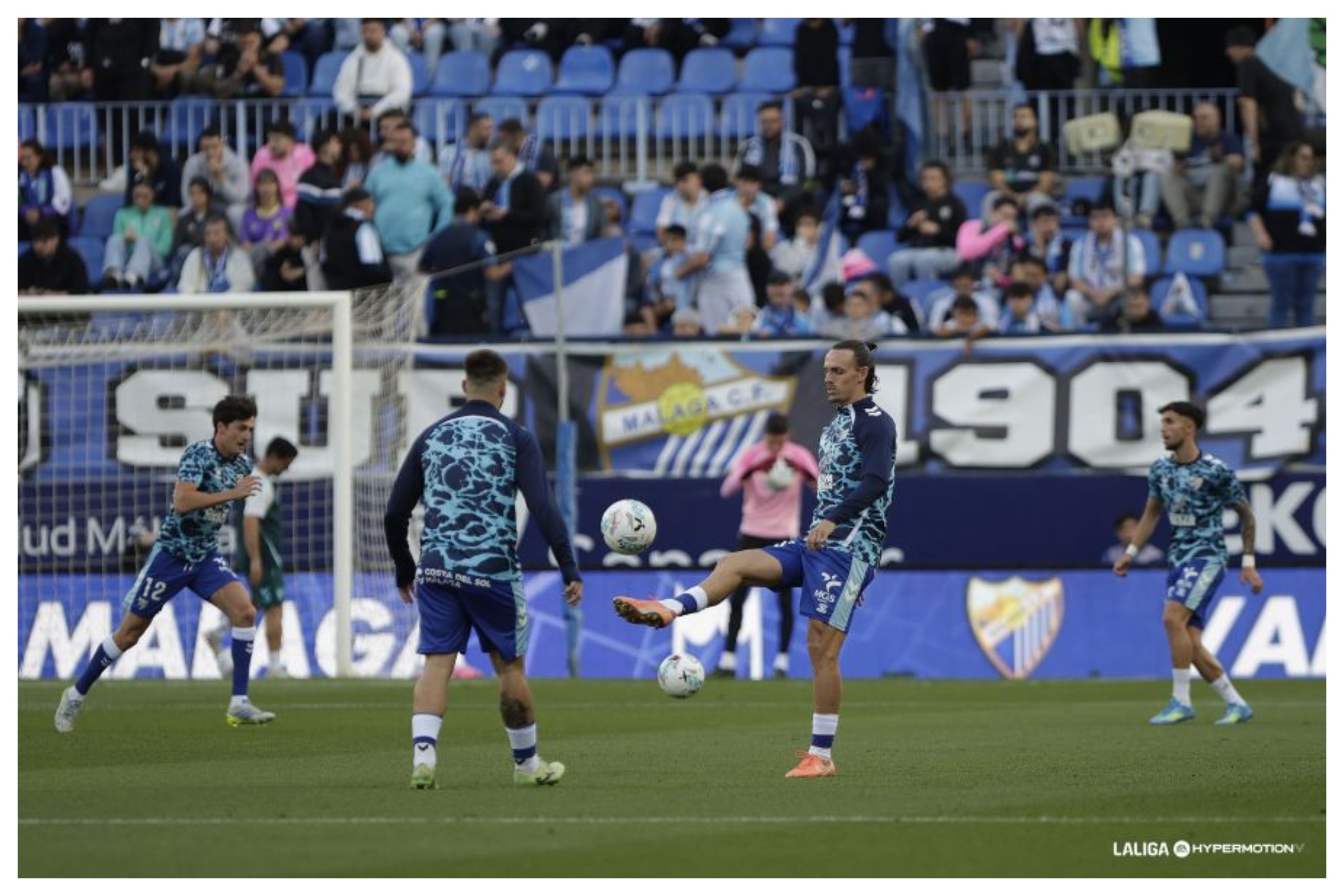 Dotor, a la izquierda con el 12, durante el calentamiento previo al Málaga-Sporting