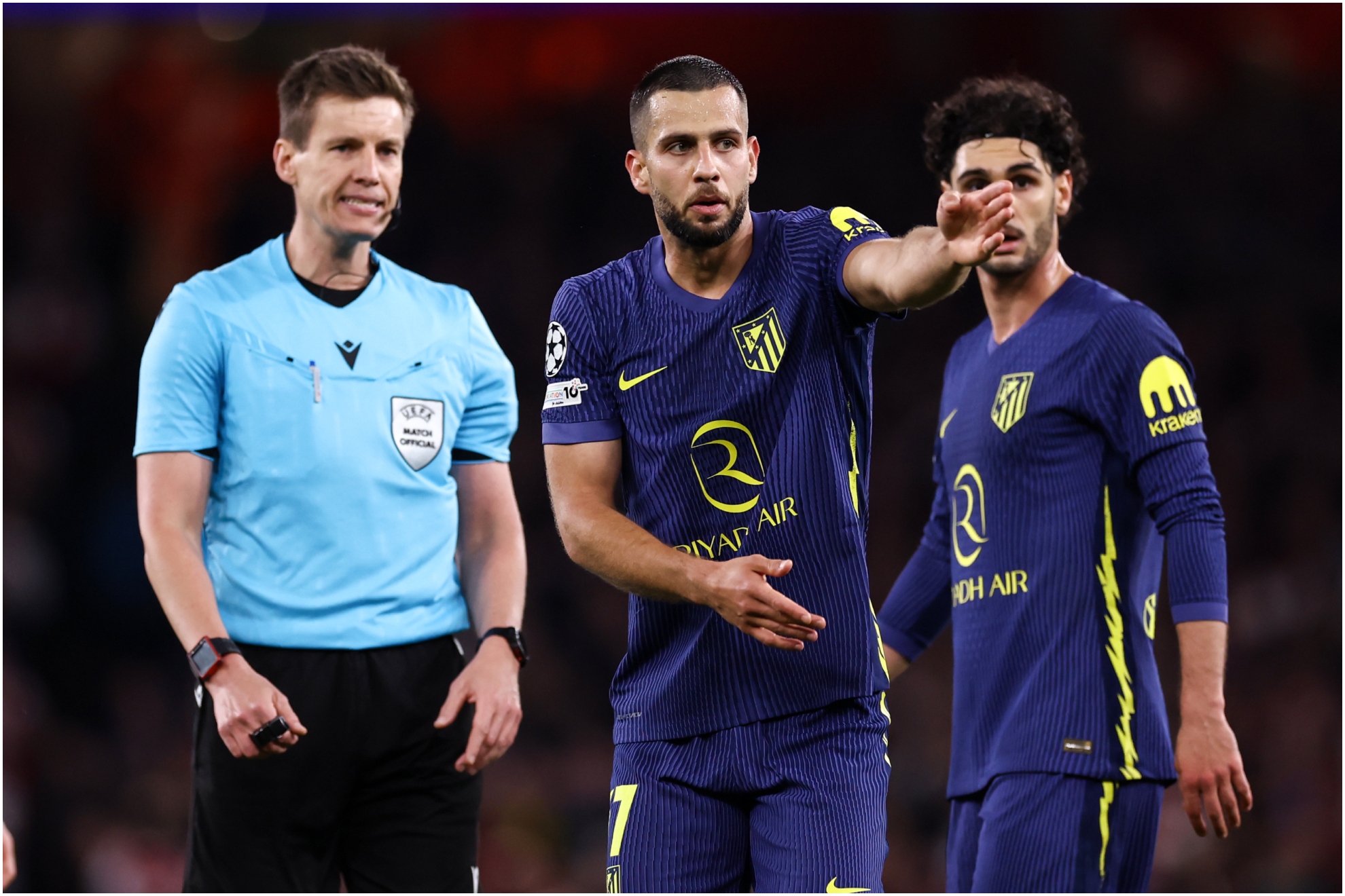 Siebert, con Hancko y Cardoso en el Arsenal-Atlético.