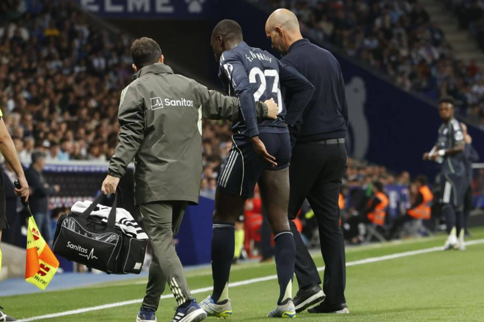 Mendy se retira lesionado en el partido de Liga ante el Espanyol.