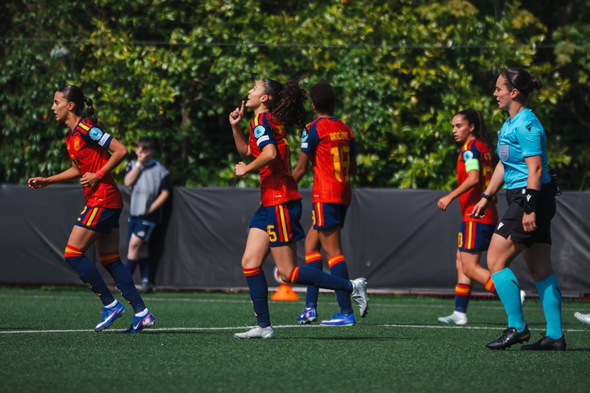La selección española celebra un gol ante Polonia en el Europeo Sub'17