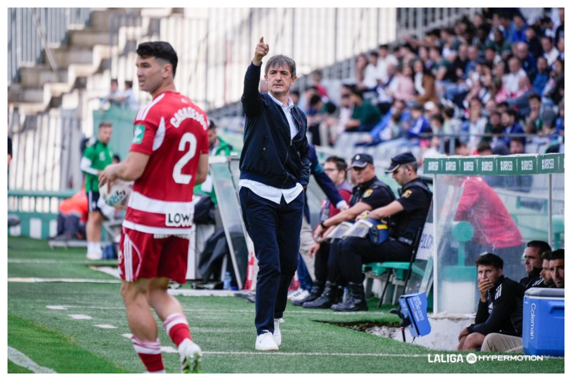 Pacheta da instrucciones en la banda durante el último derbi andaluz del curso