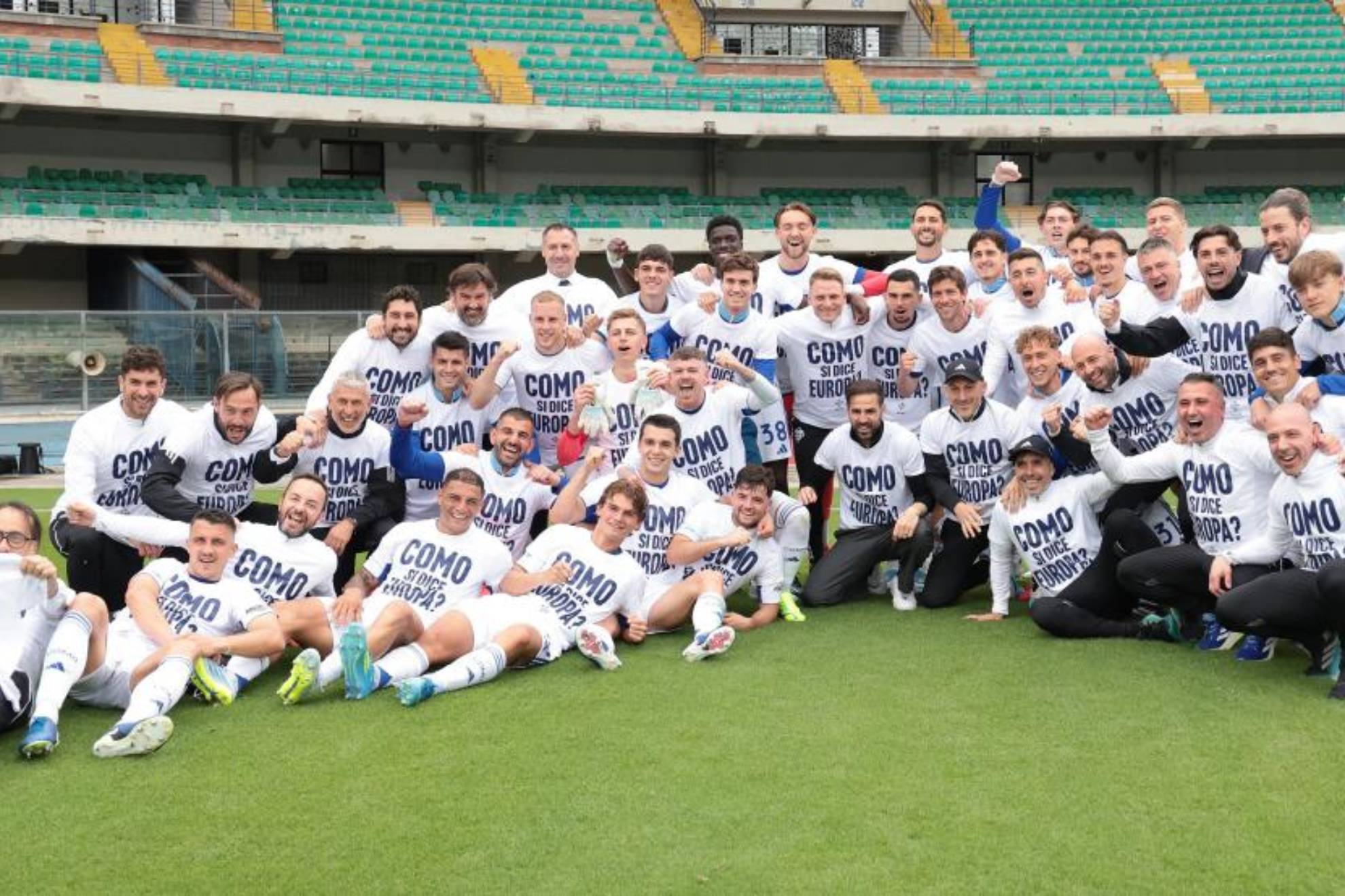 Los jugadores del Como celebran la clasificación a puestos europeos