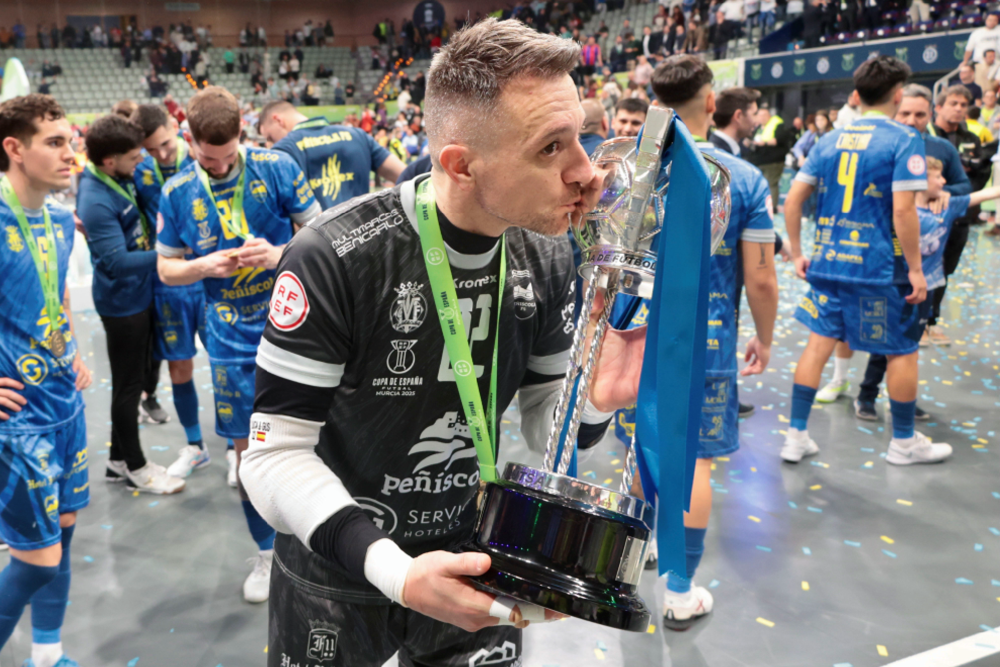 Gus besa la Copa de España ganada por Servigroup Peñíscola en Murcia en 2025