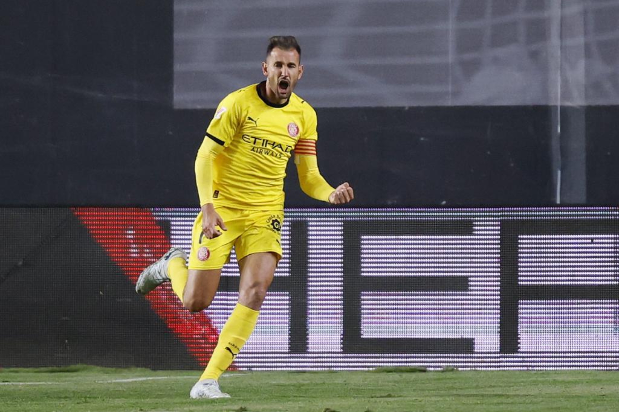 Stuani celebra en Vallecas.
