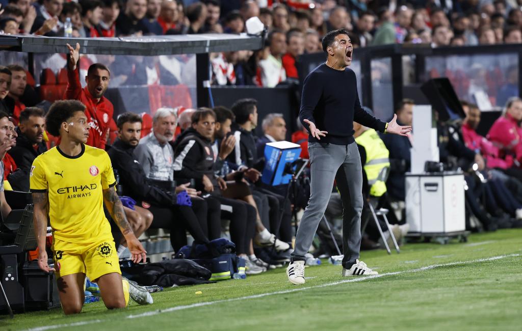 Míchel, ante el Rayo en Vallecas.