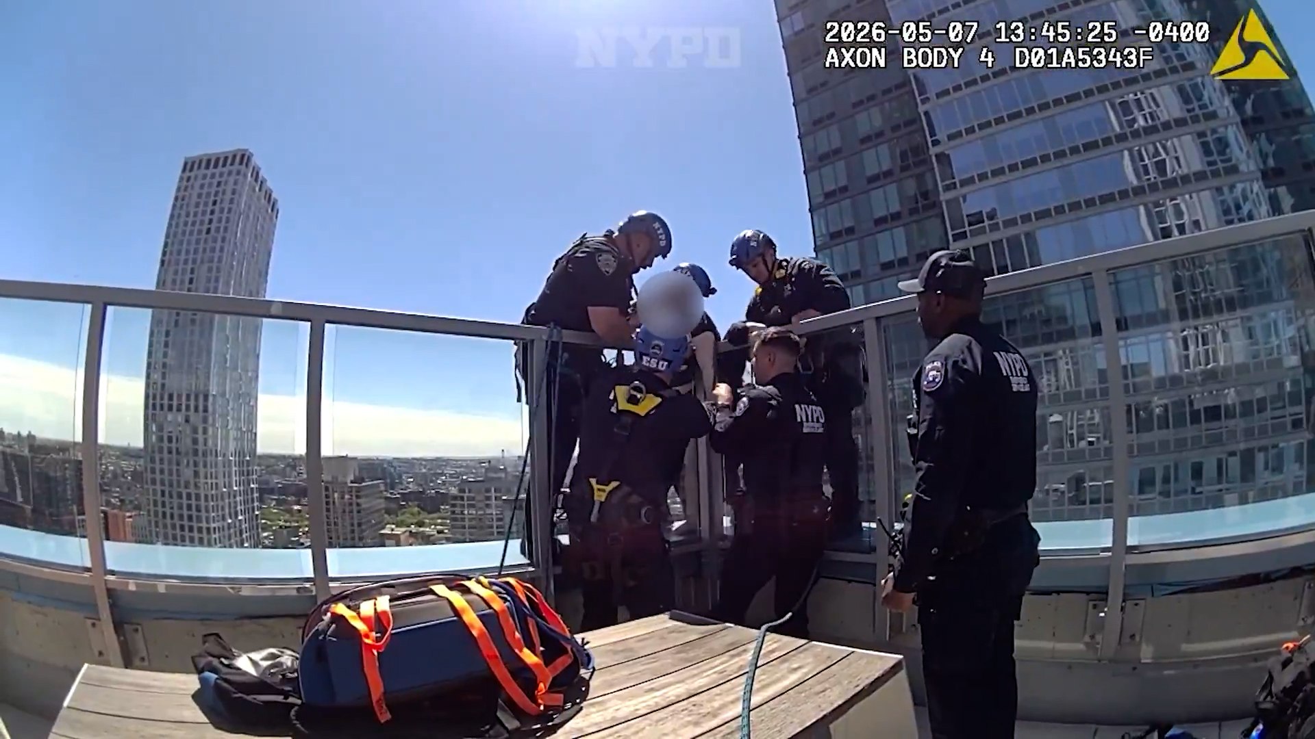 Los agentes convencieron a la mujer, en la cornisa del edificio, de que no saltara.