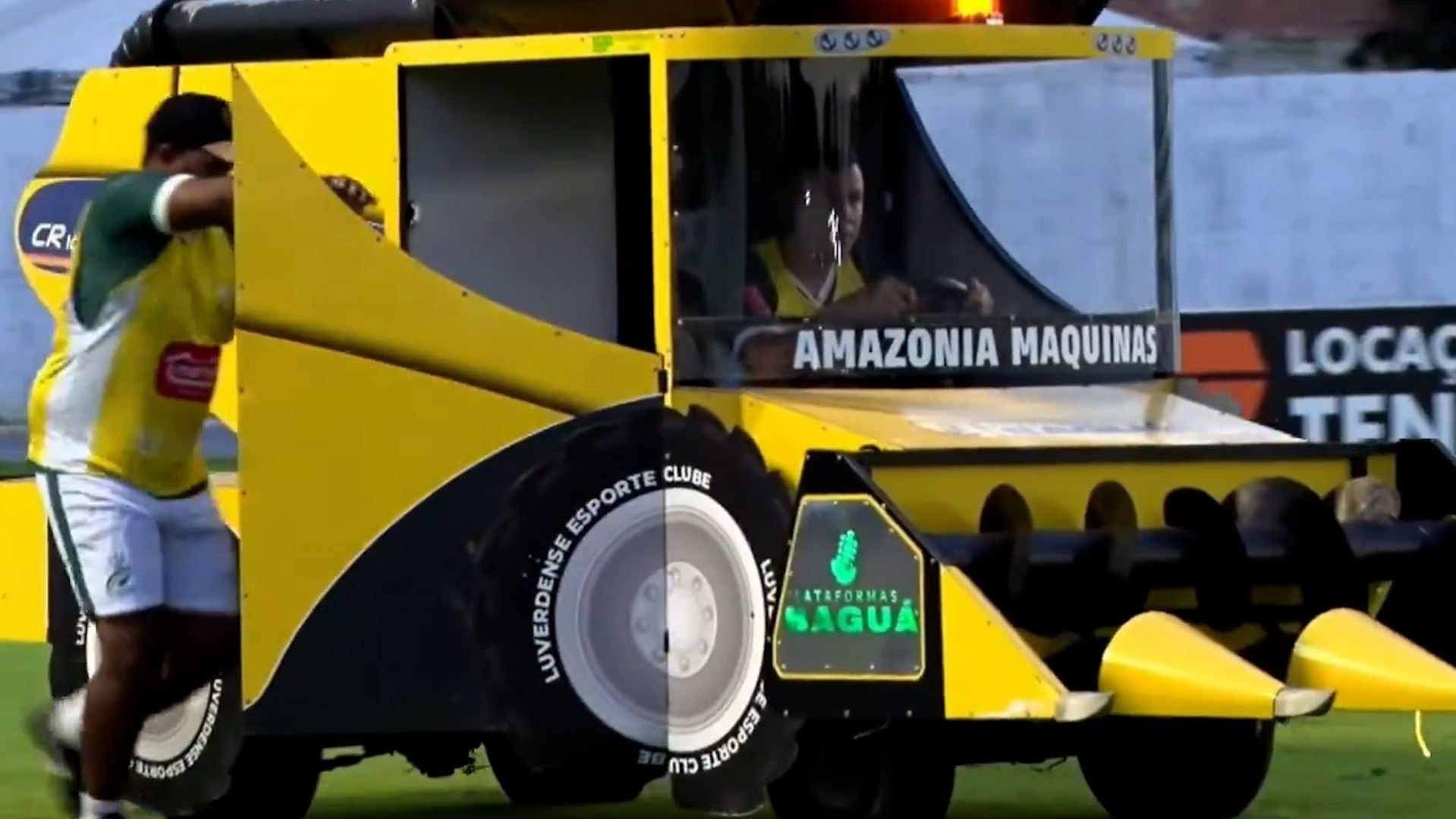 En la Serie D de Brasil, una cosechadora entró al campo para trasladar a un futbolista, aparentemente lesionado, fuera del terreno de juego. Sin embargo, el jugador pudo volver a jugar y el vehículo salió por el lado opuesto del estadio.