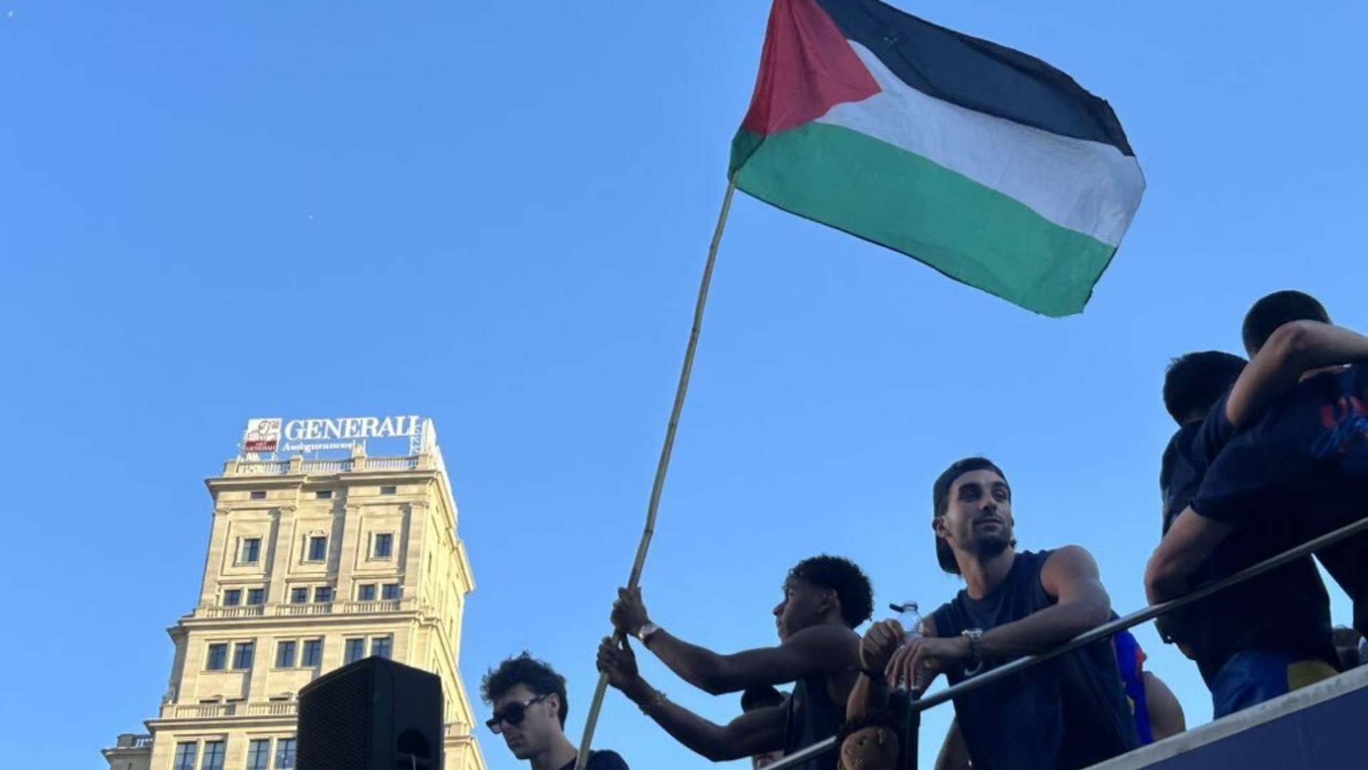 La rúa del FC Barcelona por las calles de la ciudad condal dejó la imagen de Lamine con la bandera de palestina reivindicando los derechos de propio pueblo palestino. 