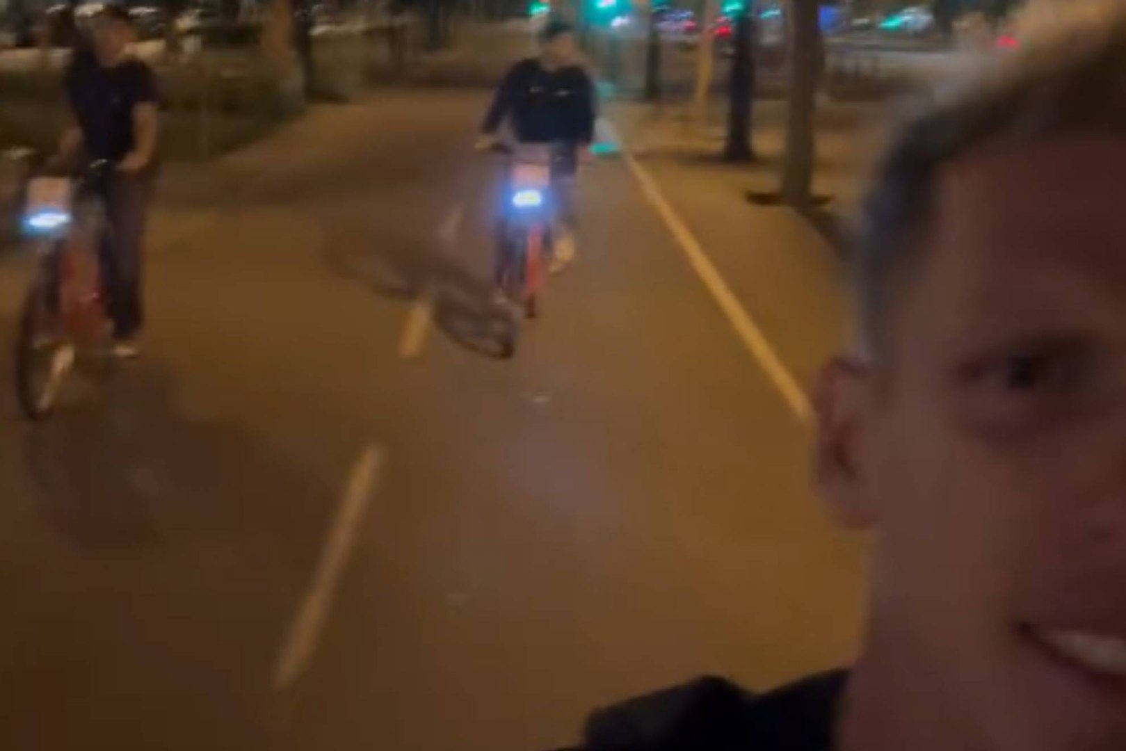 Pedri, Eric García y Dani Olmo repiten con la tradición de darse una vuelta en bicicleta por Barcelona tras ganar una Liga con el Barcelona. "¡Otra más, chavales!", comentó Olmo en Instagram.
