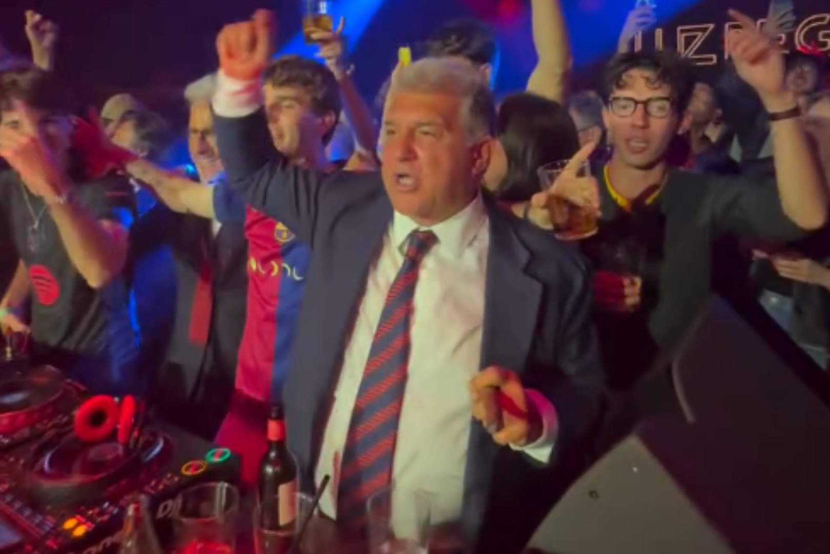 Joan Laporta no faltó a la mítica discoteca Luz de Gas, histórico centro de fiestas del presidente culé y del Barcelona, para celebrar la Liga ganada tras vencer al Real Madrid en el Clásico.