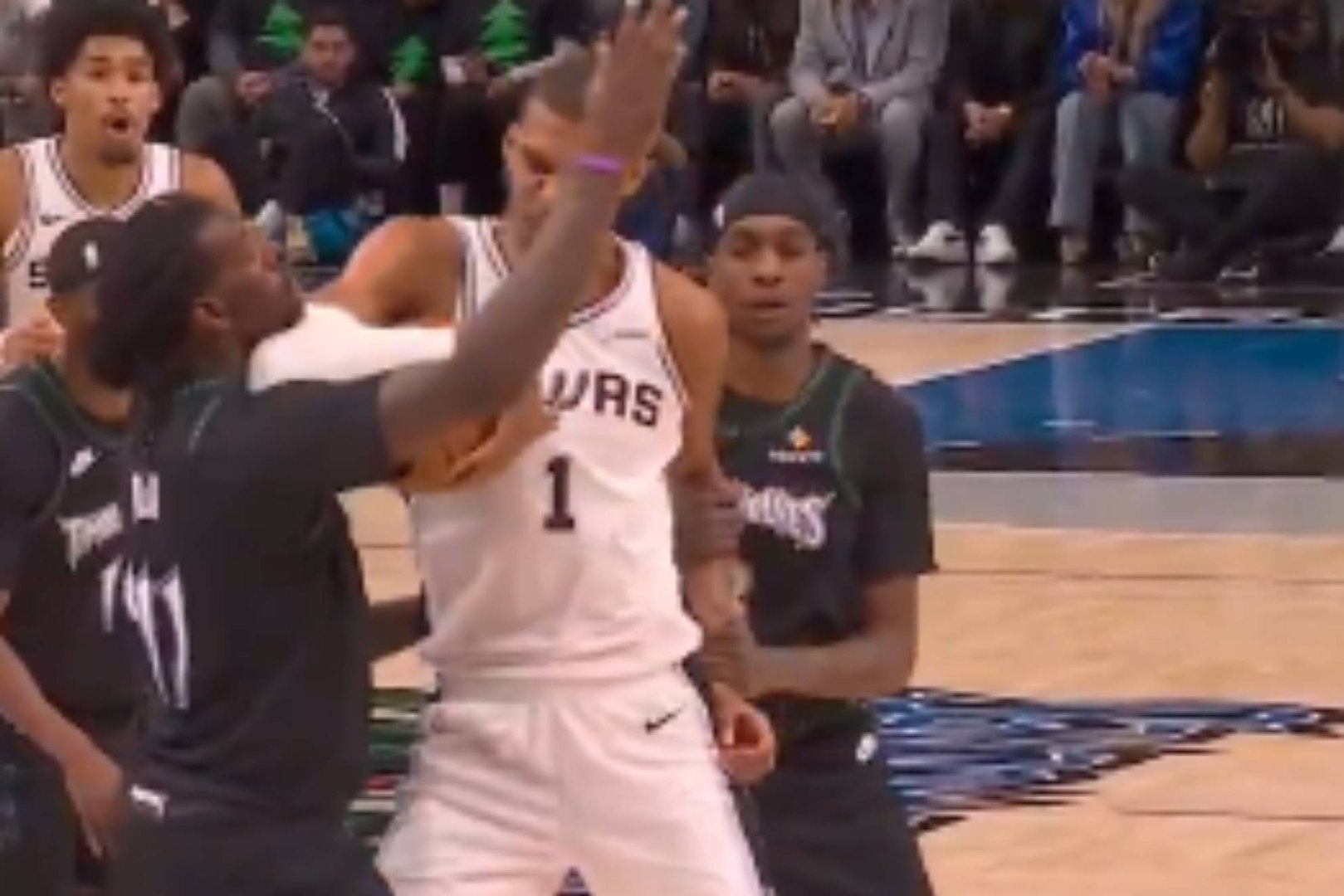 Victor Wembanyama fue expulsado por un codazo a Naz Reid, que fue sancionado con una falta flagrante de nivel 2, en el partido de Playoffs que sus San Antonio Spurs acabaron perdiendo 114-109 ante los Minnesota Timberwolves.