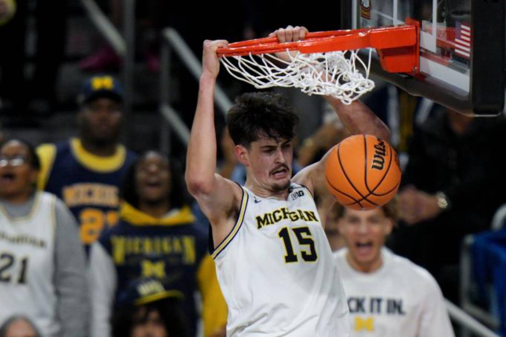 Aday Mara makes a dunk at a University of Michigan game.