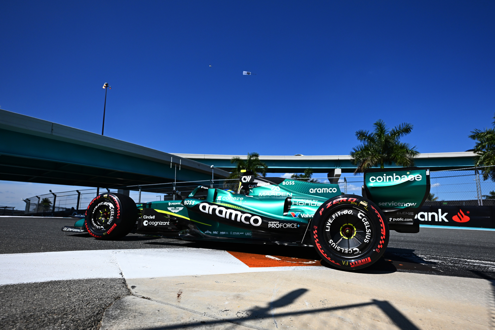 Alonso toma una curva en Miami.