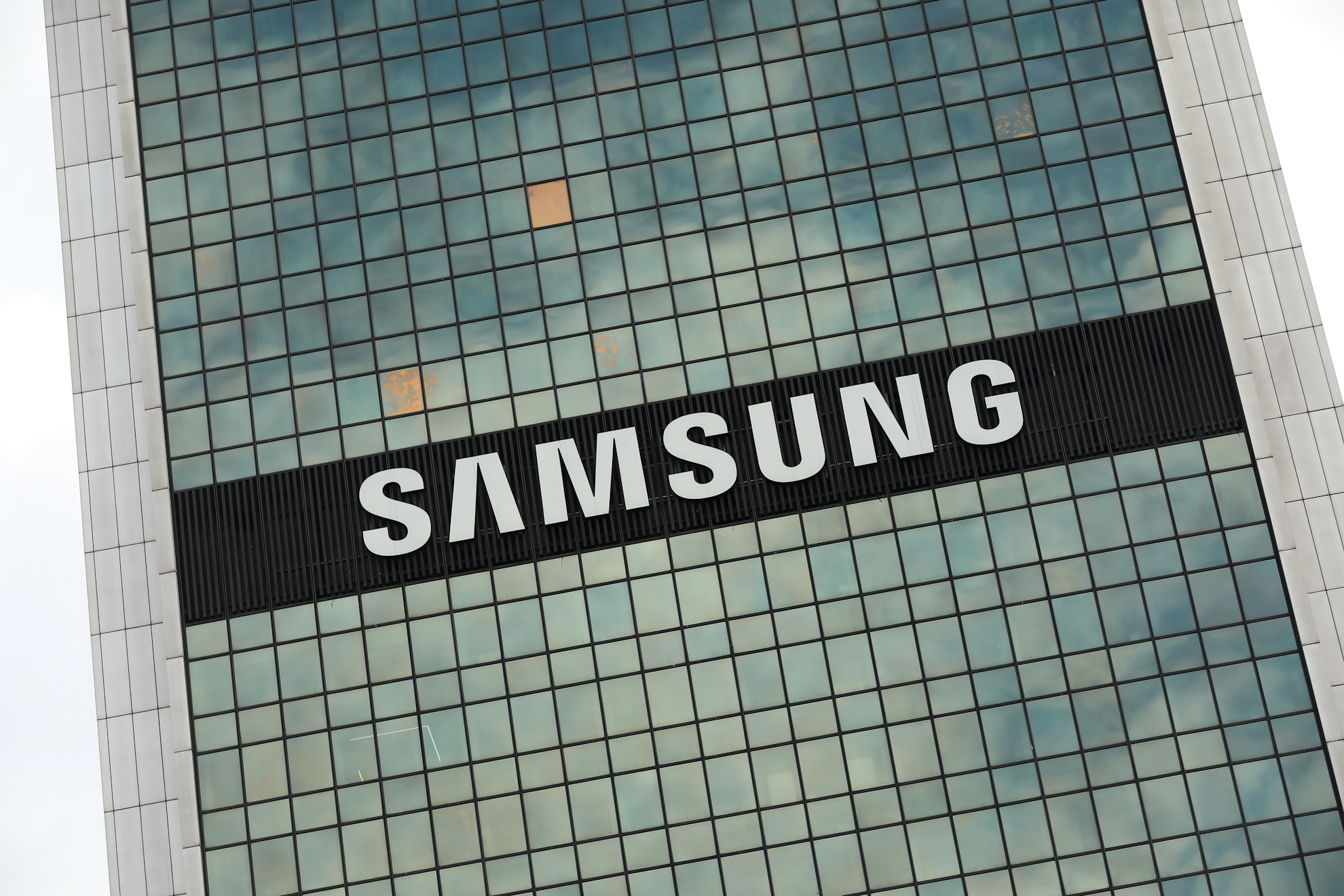 El logo de Samsung en su edificio en Varsovia.