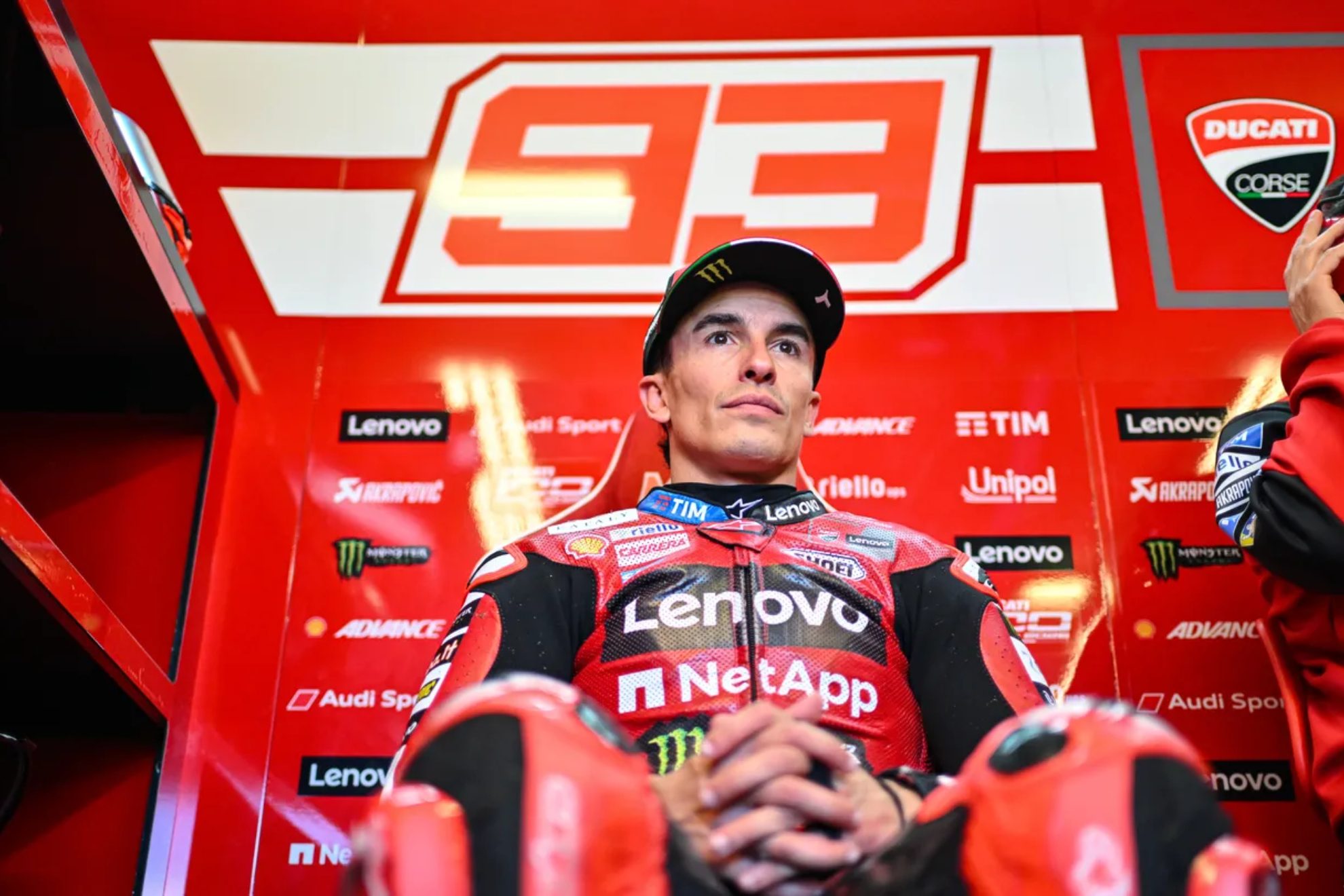 Marc Márquez, en el box de Ducati.