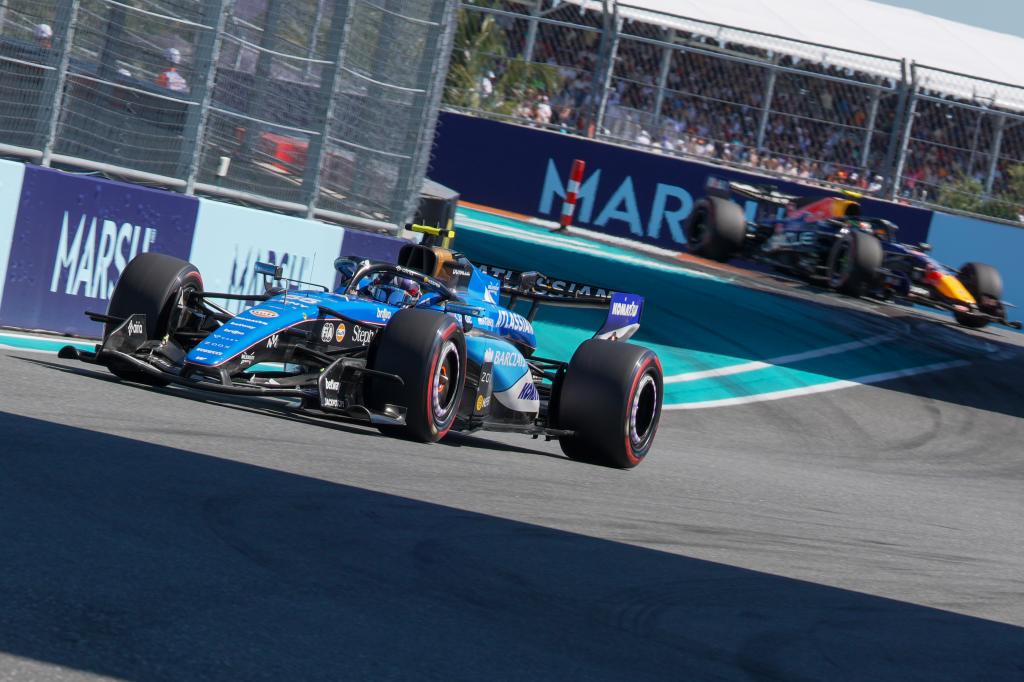 Carlos Sainz, con el FW48, durante el GP de MIami.