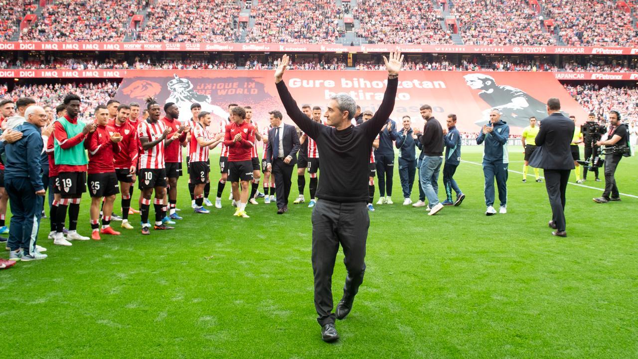Valverde, en su homenaje en San Mamés antes del partido ante el Valencia.