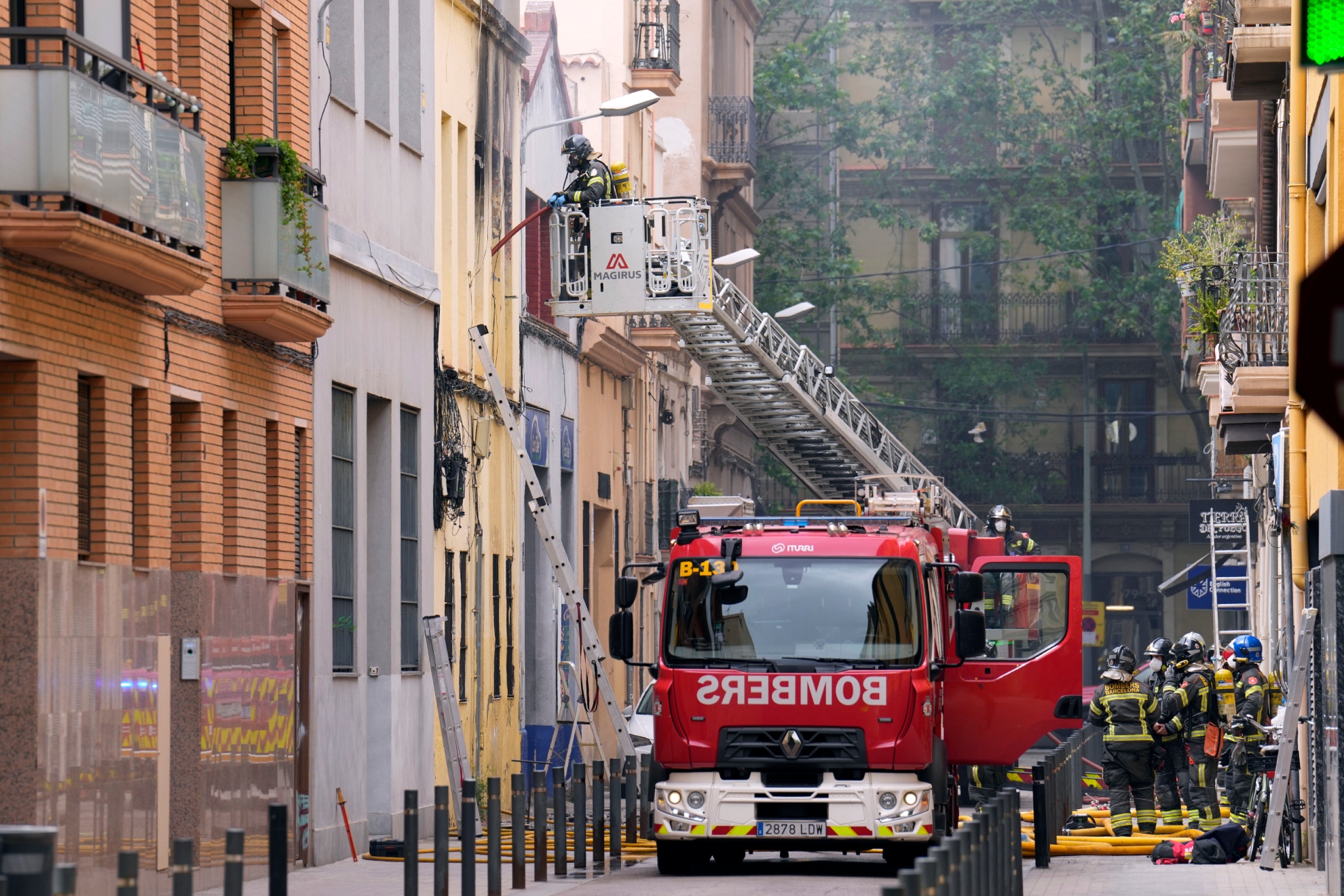 Evacuan un edificio en Barcelona tras la explosión una bombona de butano que ha causado ocho herido