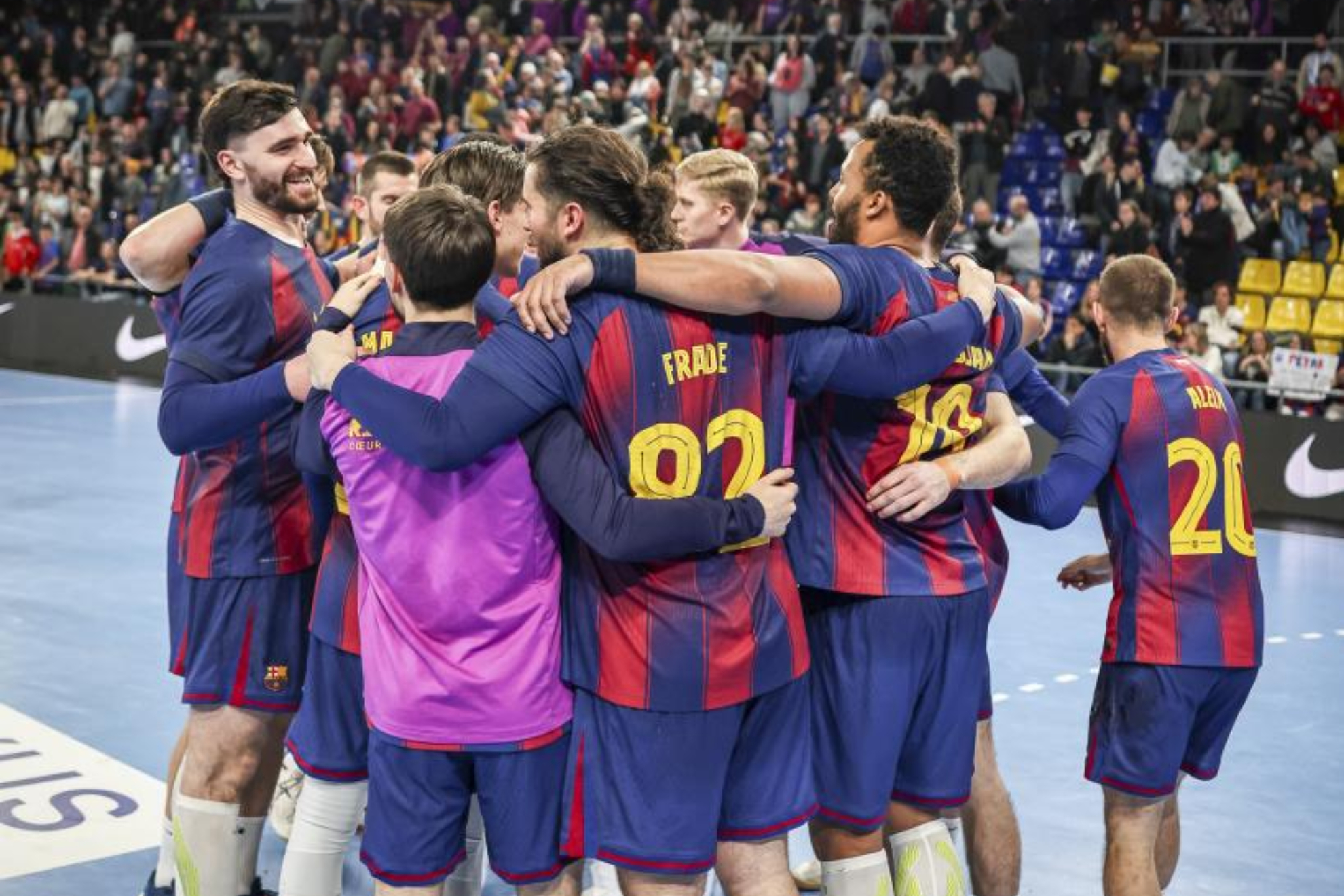 Los jugadores del Barcelona celebran su título de Liga.