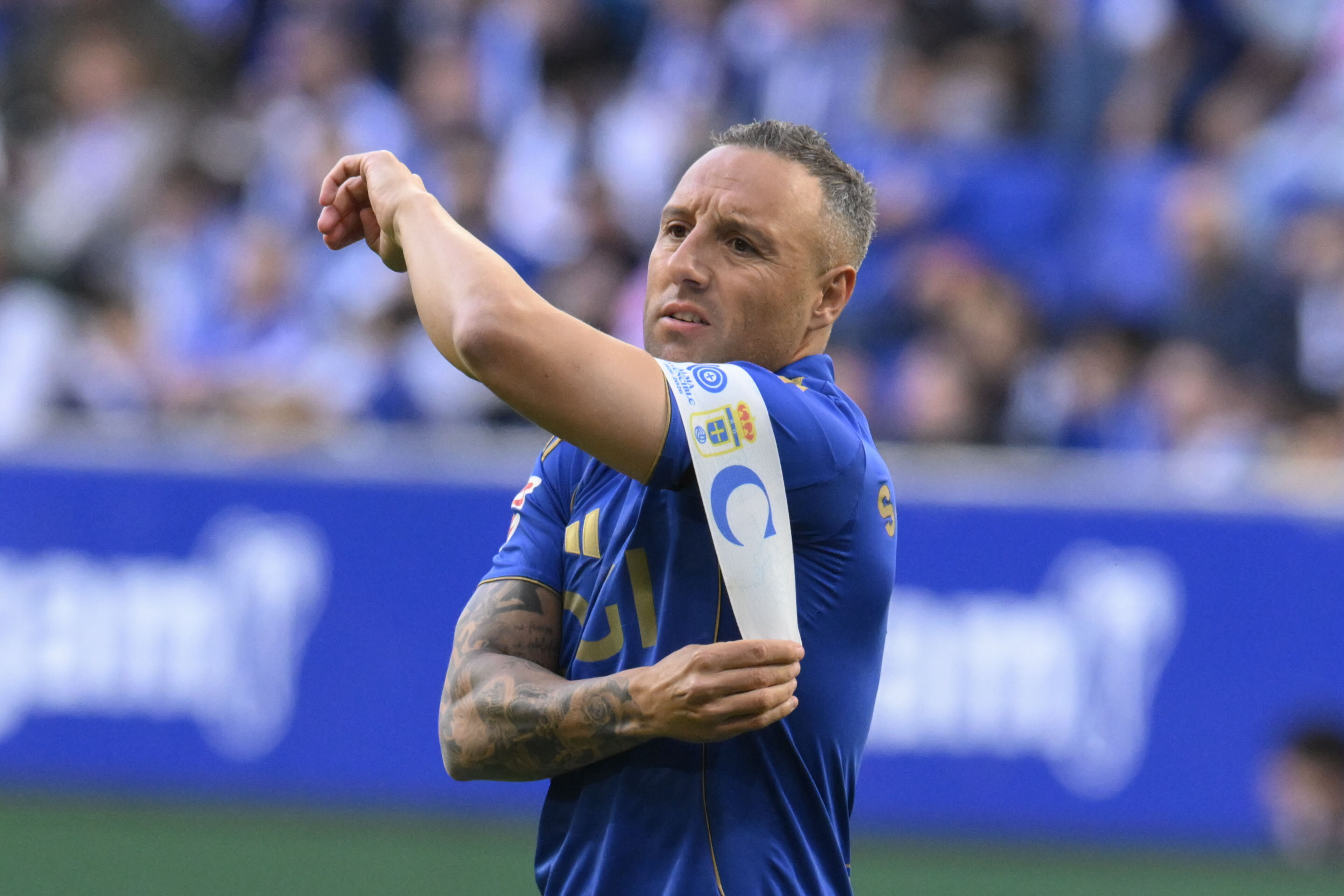 Santi Cazorla se coloca el brazalete de capitán ante el Getafe