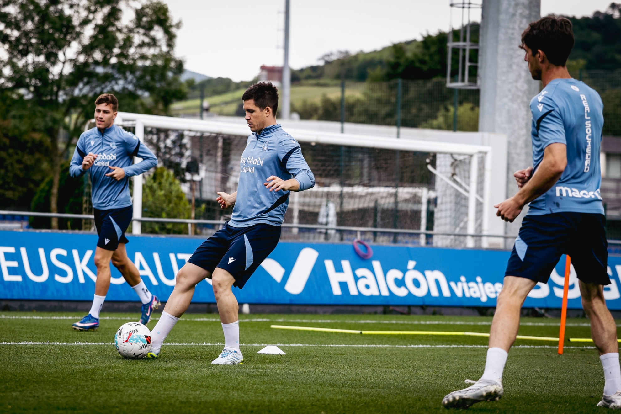 Igor Zubeldia, en un entrenamiento con la Real en Zubieta.
