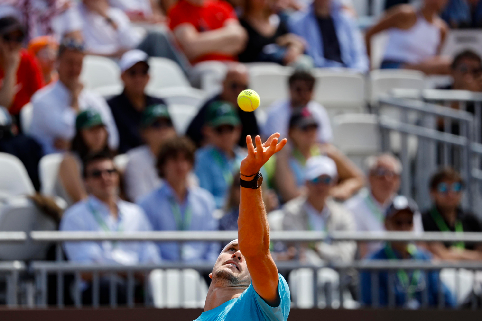 Alexander Zverev saca durante su partido frente a Luciano Darderi.