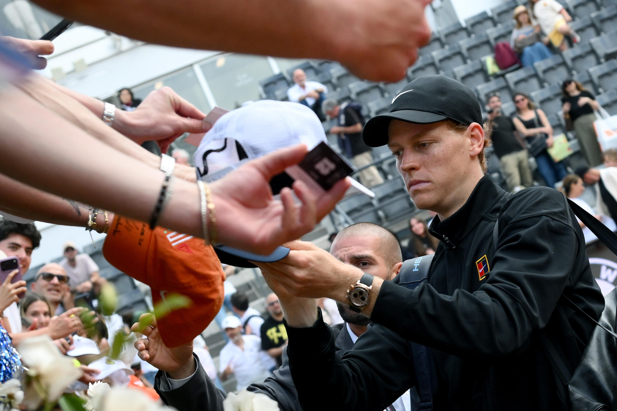 Jannik Sinner firma autógrafos tras derrotar a su compatriota Andrea Pellegrino en los octavos de Roma.