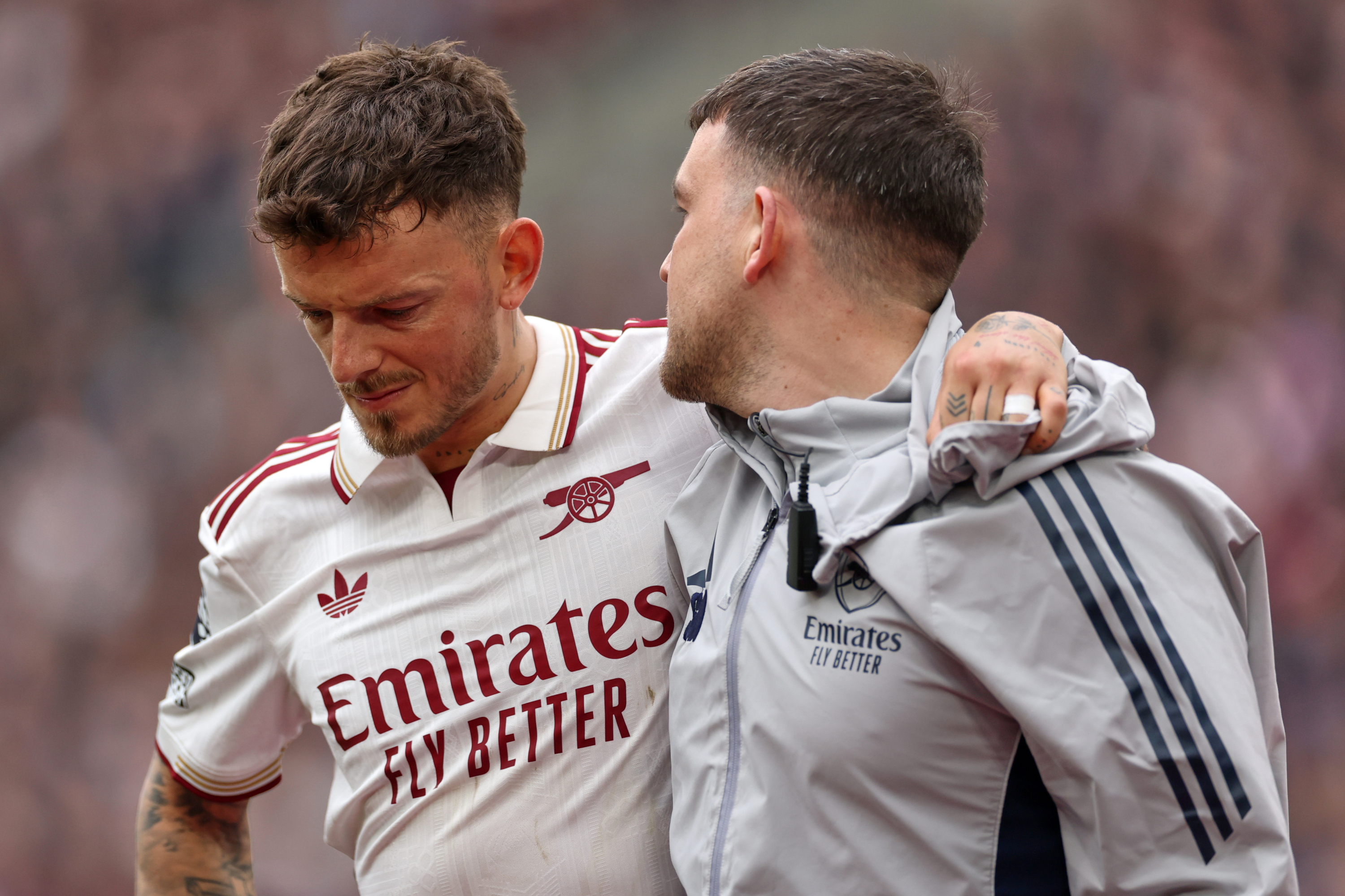 Ben White, lesionado en el partido contra el West Ham