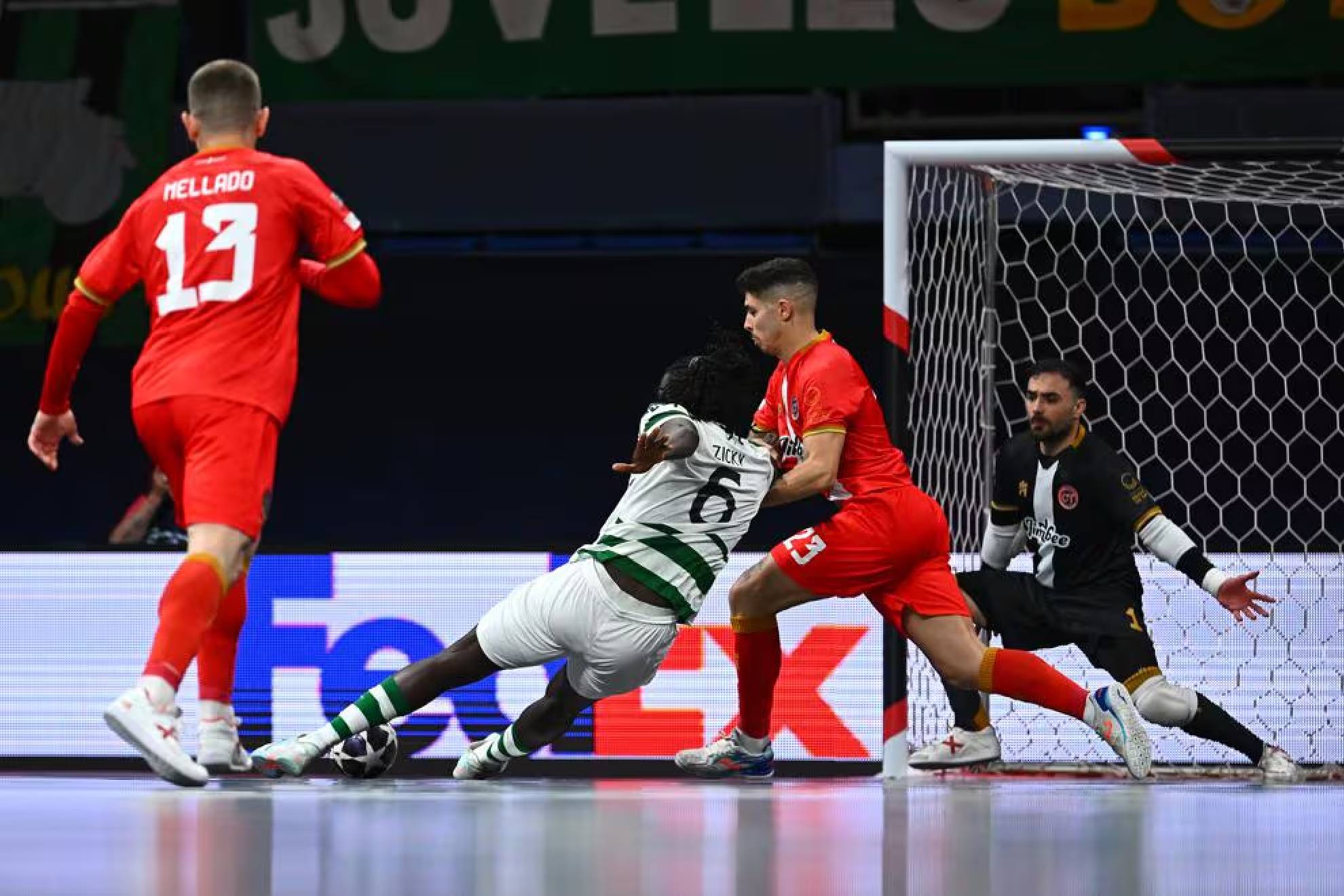 Acción en la que Chemi, al intentar evitar el gol de Zicky Té, se lesionó