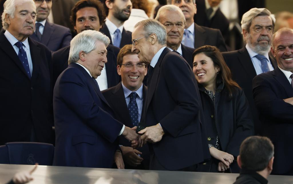 Florentino Pérez y Enrique Cerezo en el palco del Metropolitano.