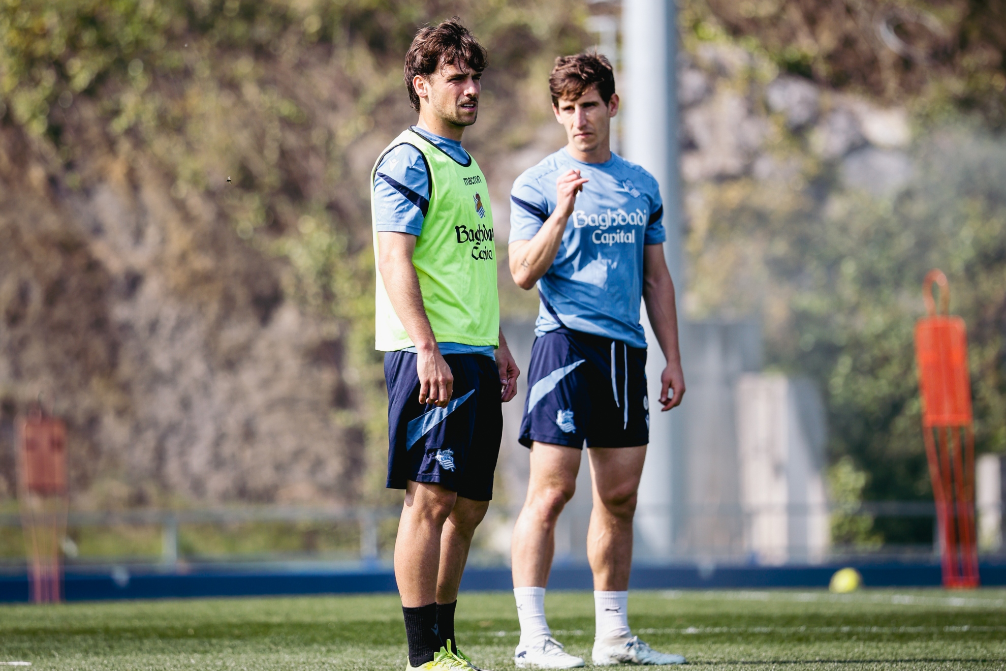 Jon Balda escucha las indicaciones de Aihen Muñoz, en un entrenamiento con la Real.