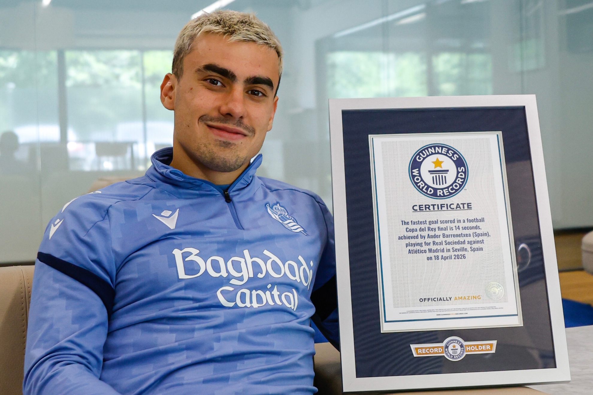 Barrenetxea posa con el certificado que ha recibido por marcar el gol más rápido en una final de Copa.