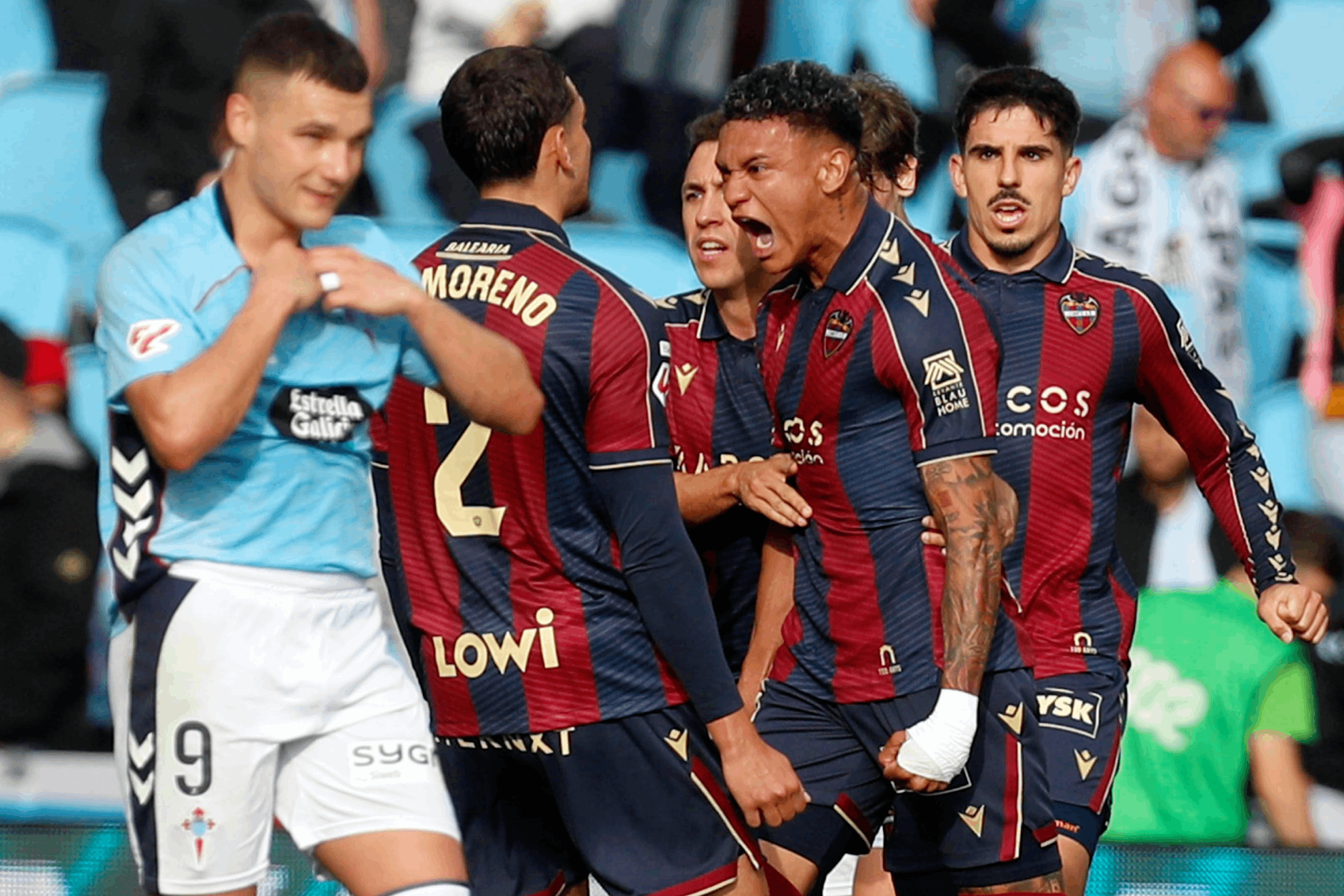 Arriaga celebra con rabia su gol
