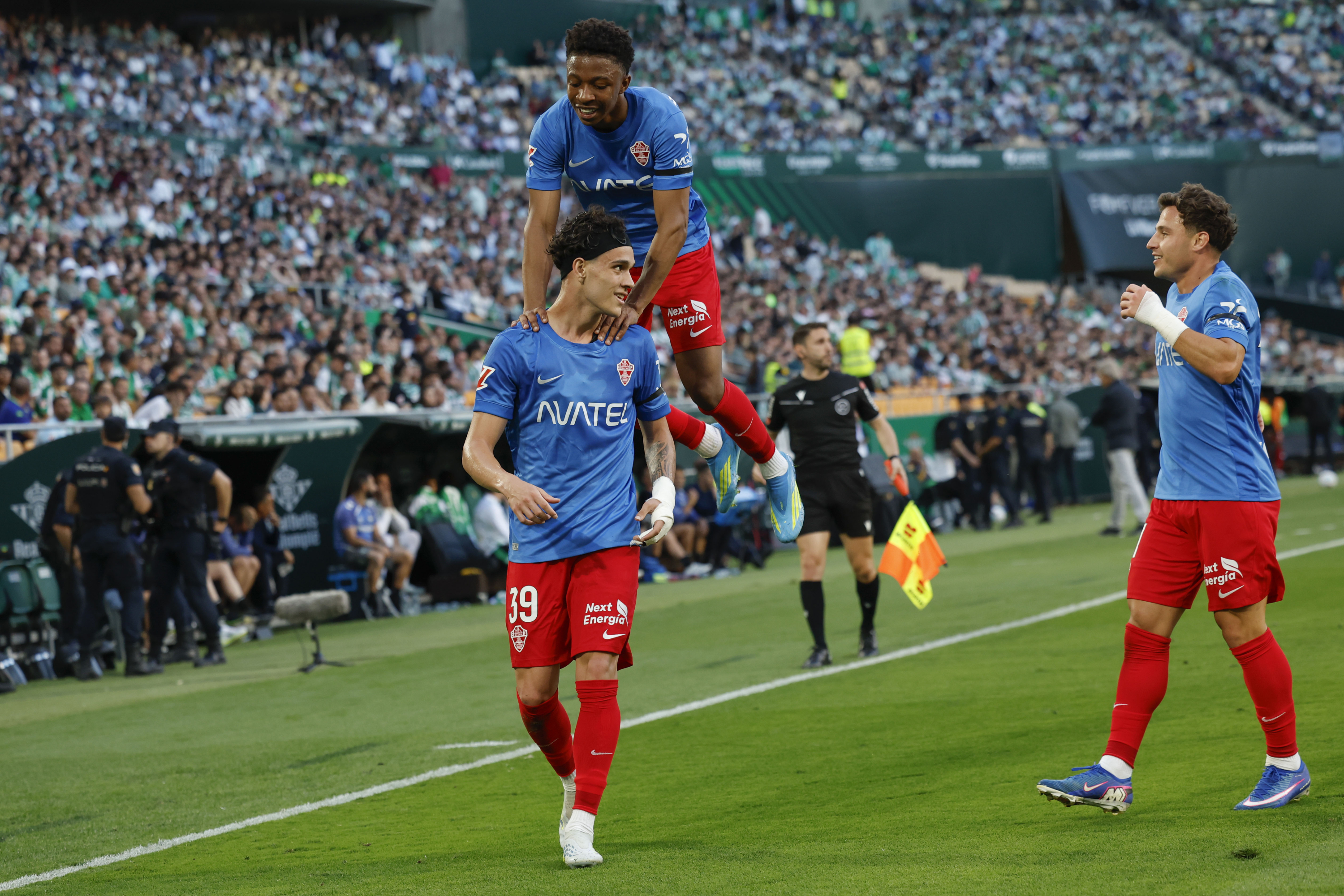 Héctor Fort celebra con sus compañeros tras anotar el 1-1.