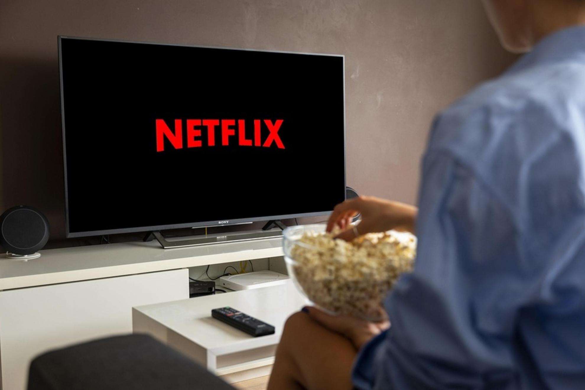 Imagen de recurso de una persona viendo Netflix.