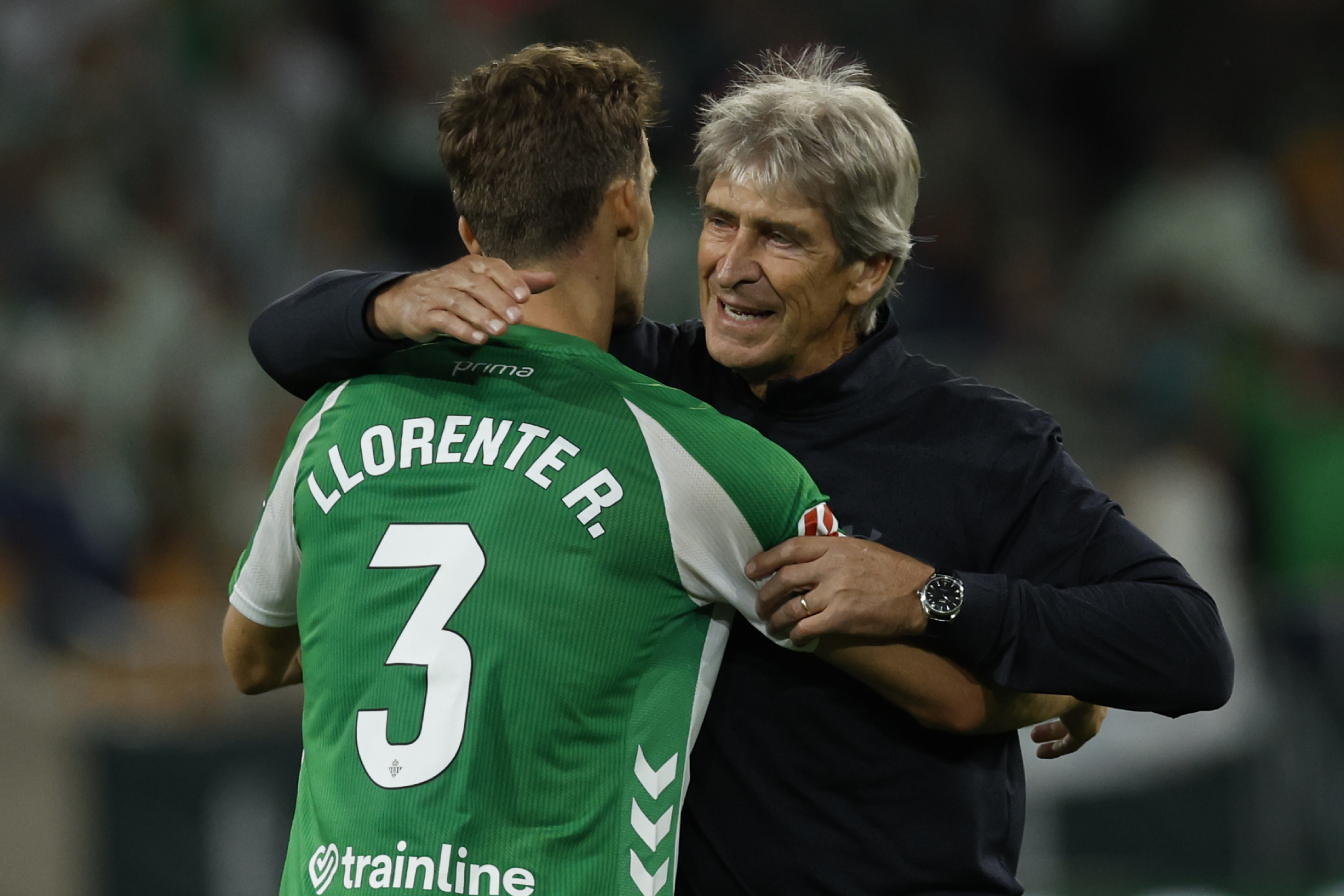 Pellegrini abraza a Llorente tras el partido