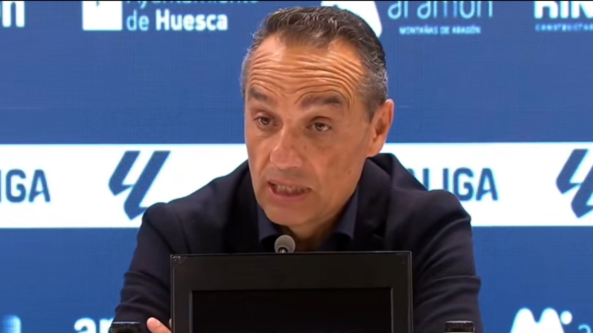 El técnico de la SD Huesca se mostró muy pesimistas en la rueda de prensa posterior a la derrota ante la Real Sociedad B: "Querer queremos y hacer hacemos... pero al equipo no le da"