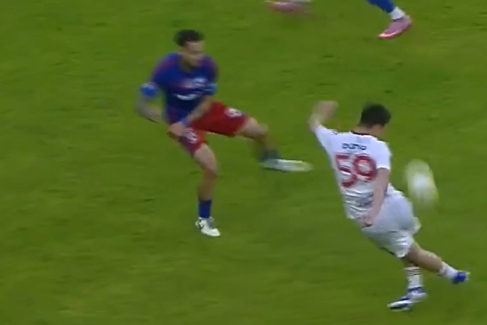 Alin Techeres marcó el gol del año en Rumania y es un potencial candidato al Premio Puskas de la FIFA al mejor gol del año en el fútbol mundial.