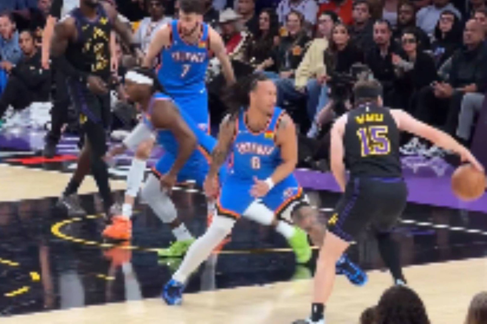 Austin Reaves, el conocido en Estados Unidos como el 'Kobe Paleto', firmó una singular y espectacular jugada durante el cuarto partido de la serie de los Playoffs NBA entre Los Angeles Lakers y Oklahoma City Thunder.