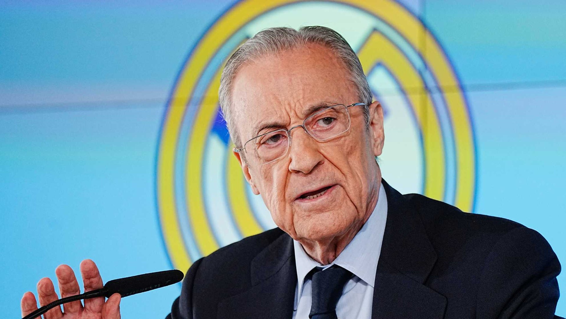 Invita a todos los críticos a que se presenten al proceso electoral contra él.