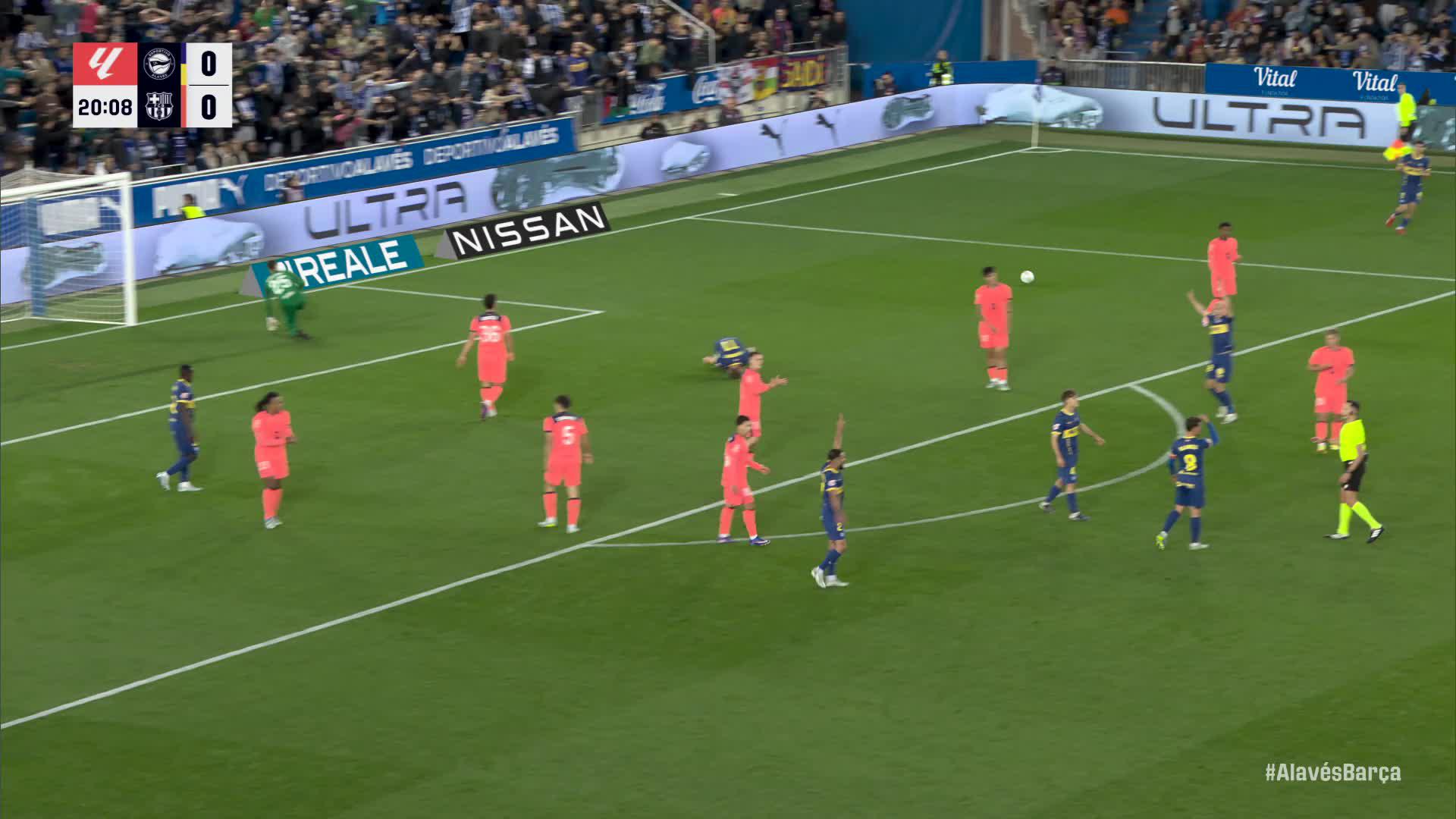 Los jugadores del Alavés celebran el gol de Ibrahim Diabaté al Barcelona.