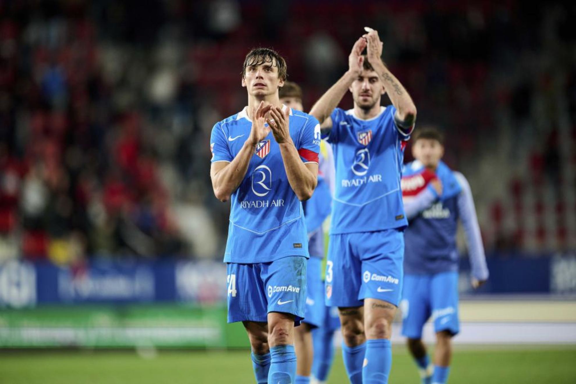 Los jugadores del Atlético, tras el triunfo ante Osasuna.