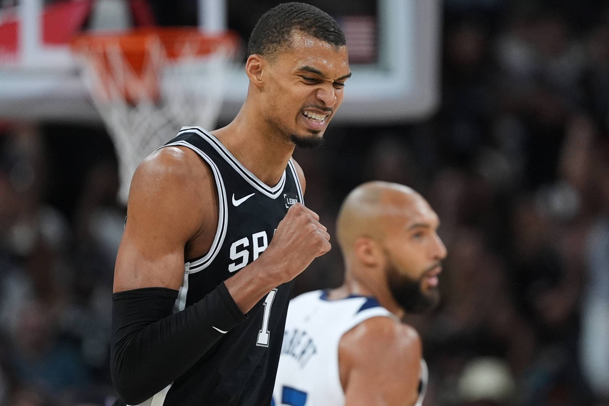 Wembanyama venga su expulsión y devuelve la ventaja a los Spurs