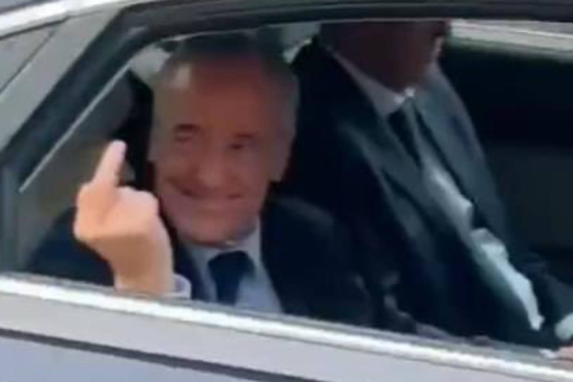 Hezonja, jugador del Real Madrid, responde al periodista Rubén Cañizares con una peineta de Florentino Pérez