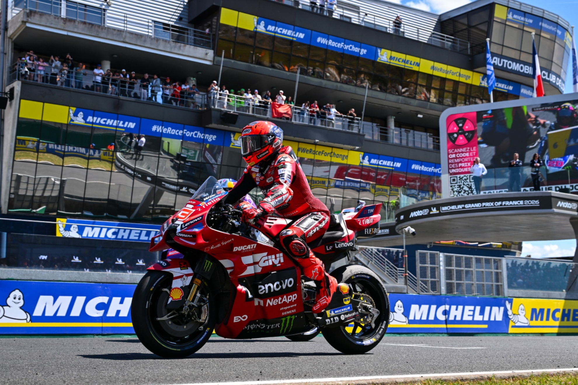Marc Márquez, camino de la parrilla de Le Mans.