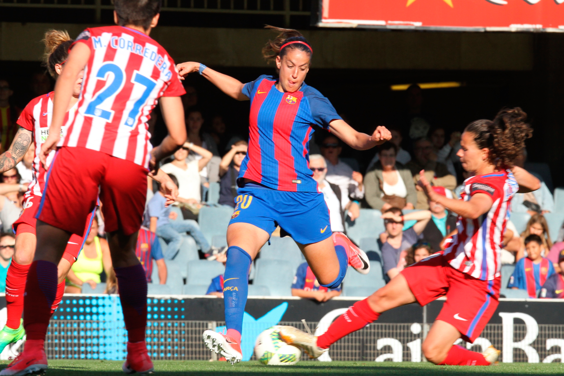 Olga García, con el Barcelona, ante Marta Corredera, del Atlético.