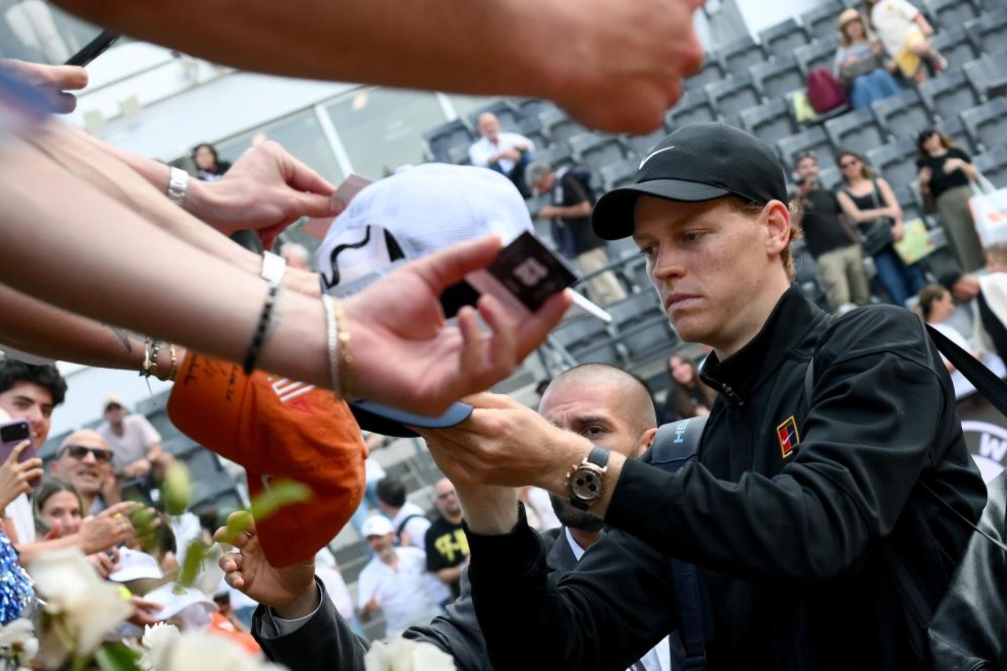 Jannik Sinner (24) firma autógrafos en Roma